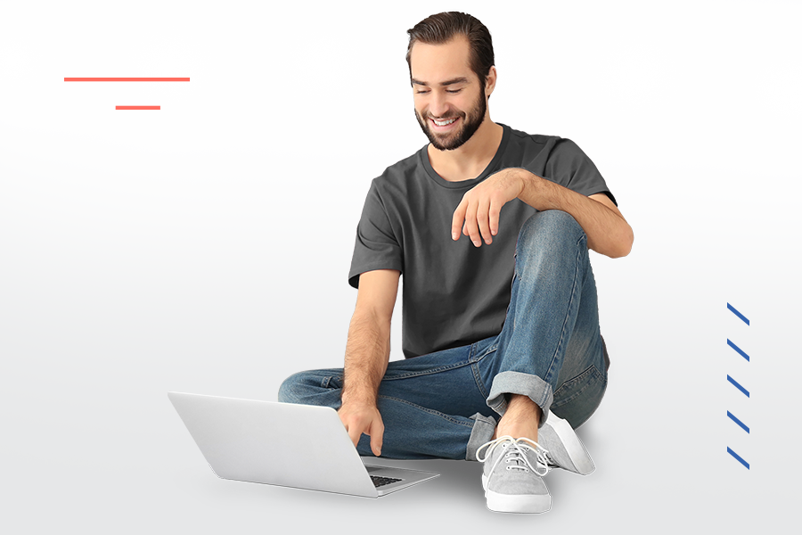Glimlachende man in kleermakerszit met laptop, symbool voor digitale platformbetrokkenheid en bedrijfsgroei
