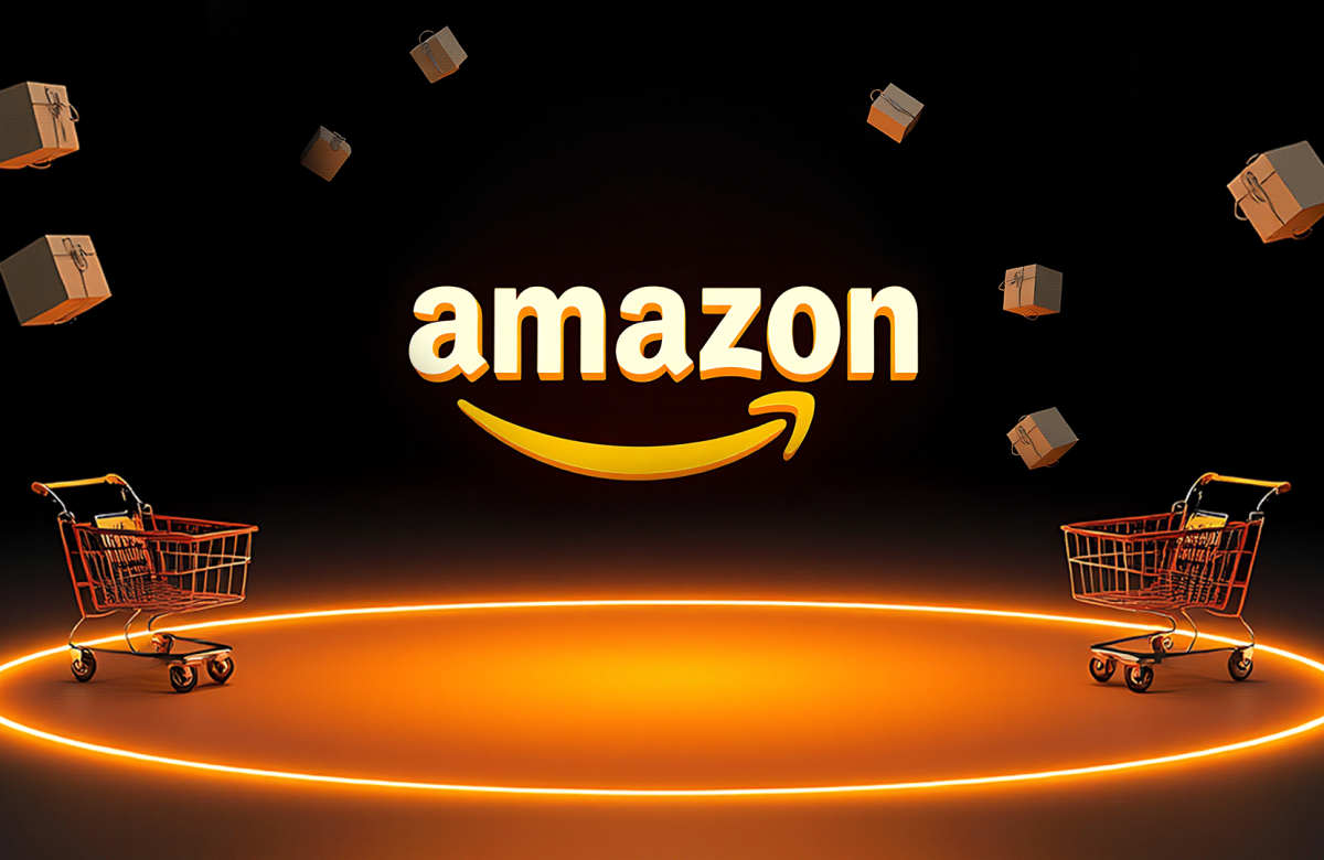 Светящийся логотип Amazon в центре темной сцены с тележками и плавающими картонными коробками вокруг него